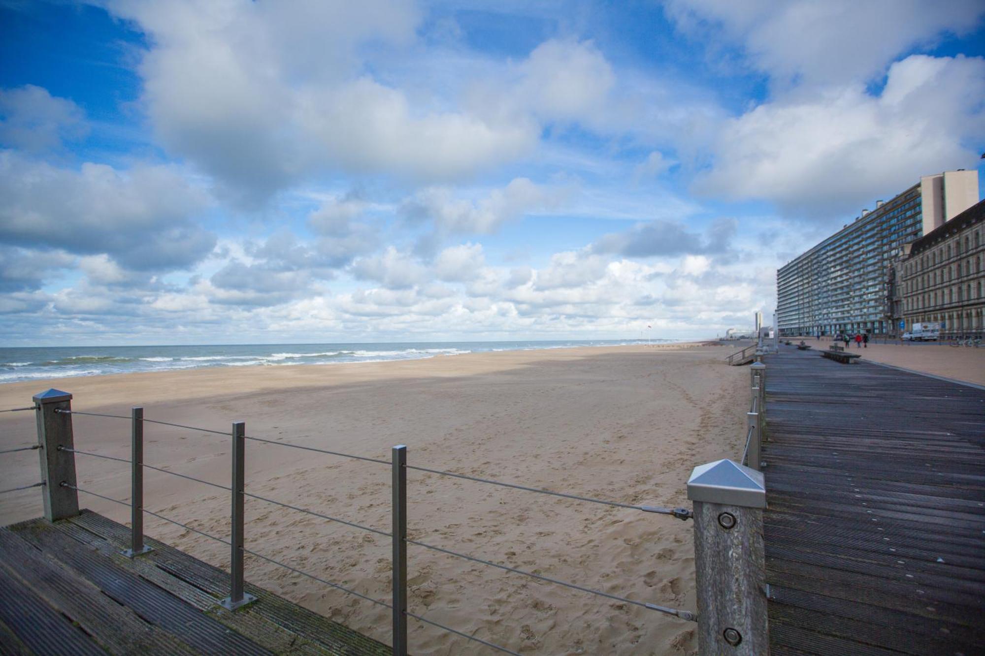 Bright Apartment With Sea View Oostende Buitenkant foto