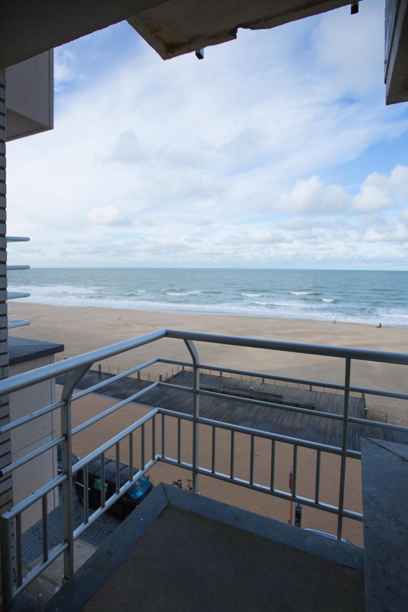 Bright Apartment With Sea View Oostende Buitenkant foto
