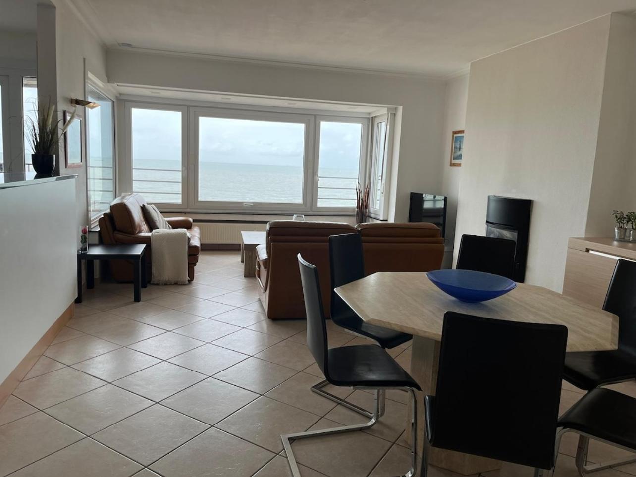 Bright Apartment With Sea View Oostende Buitenkant foto