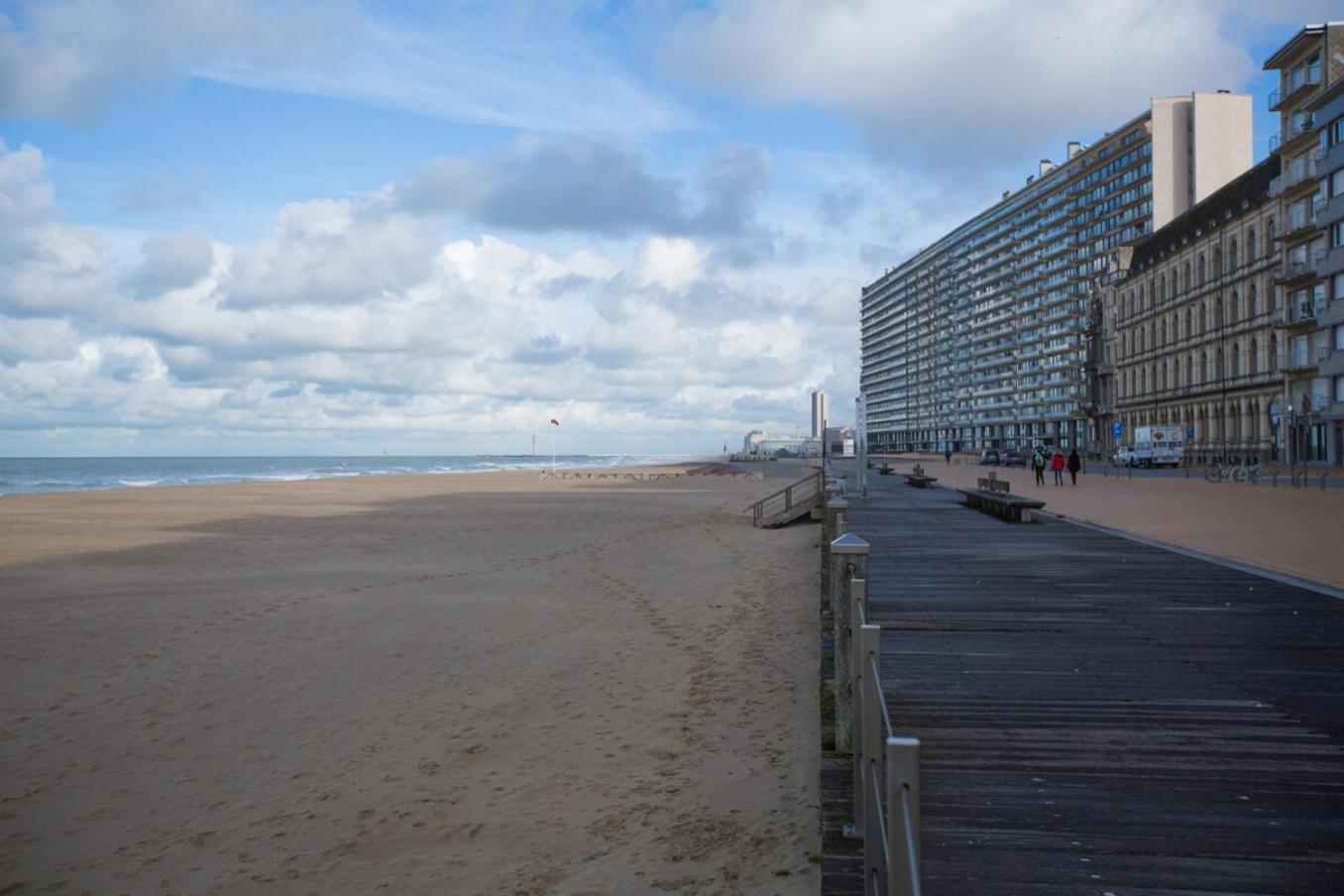 Bright Apartment With Sea View Oostende Buitenkant foto