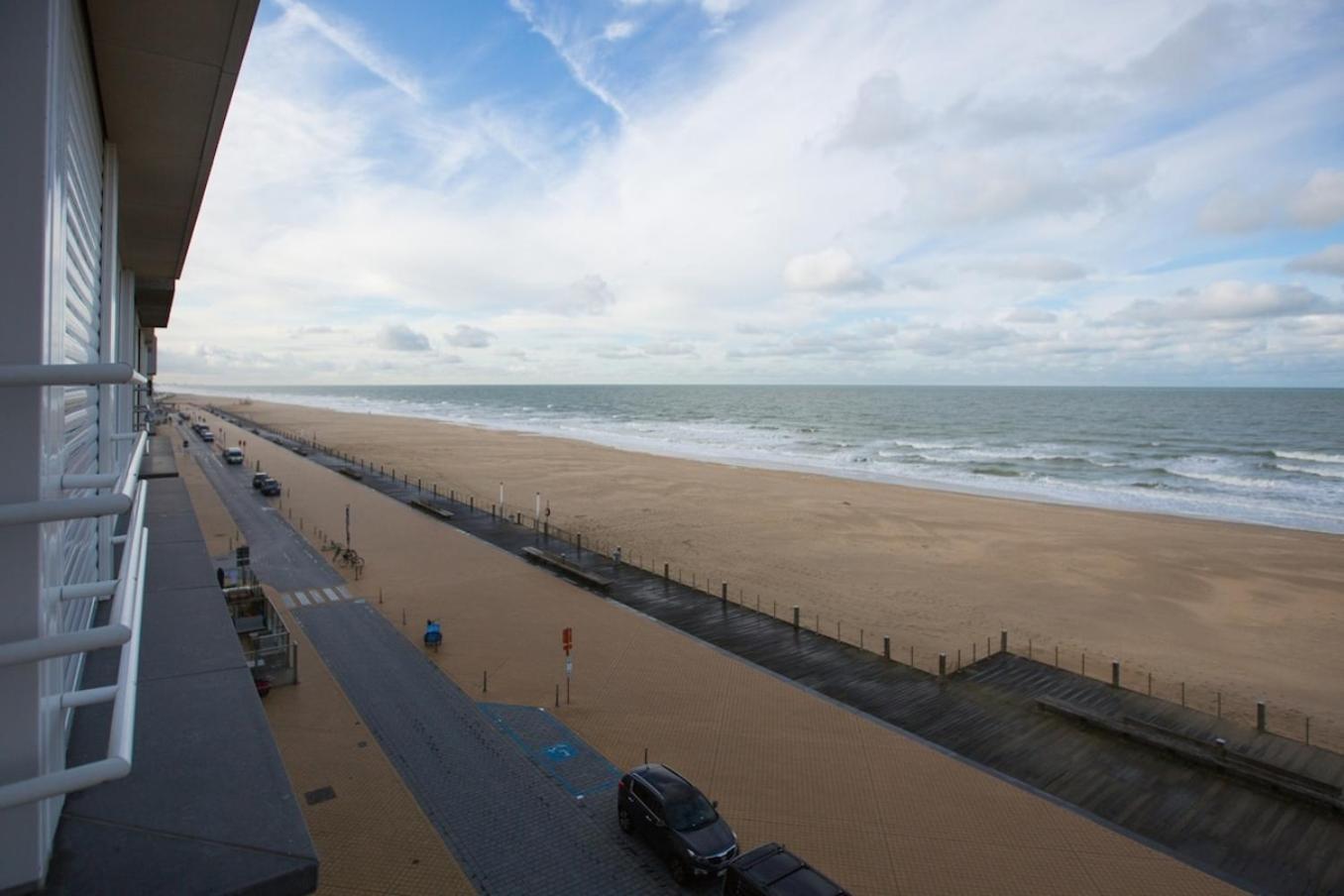 Bright Apartment With Sea View Oostende Buitenkant foto